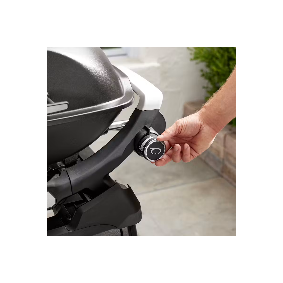 Weber Plynový gril Q 2200N s postrannými stolíkmi a vozíkom Premium