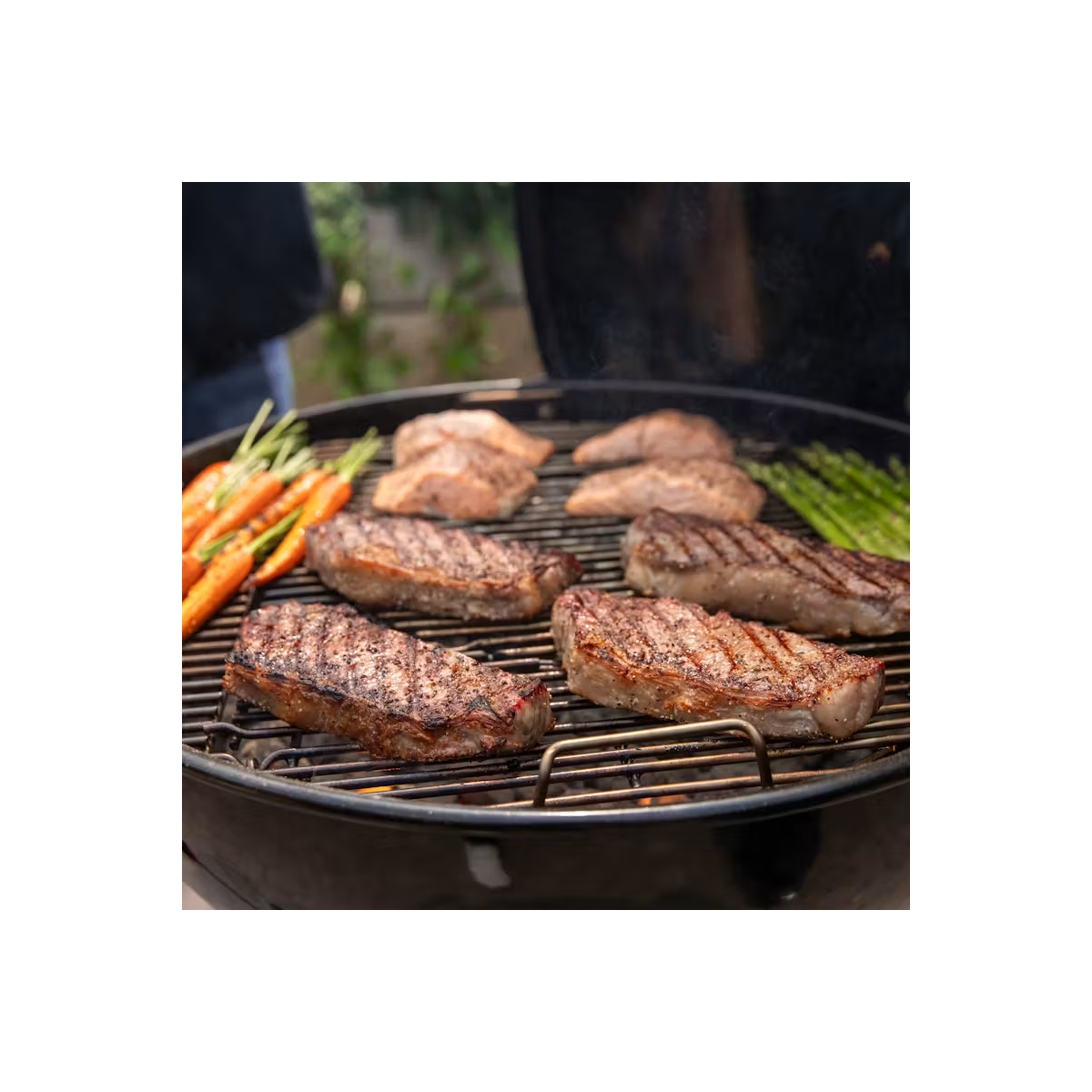Weber Gril na drevené uhlie Master-Touch, 67 cm